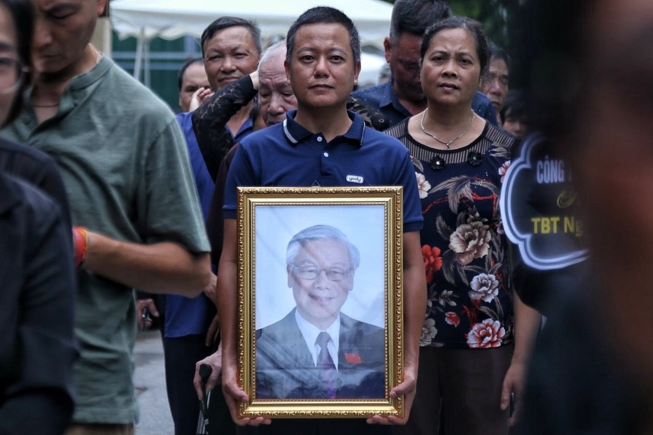 越南人民去吊唁总书记。