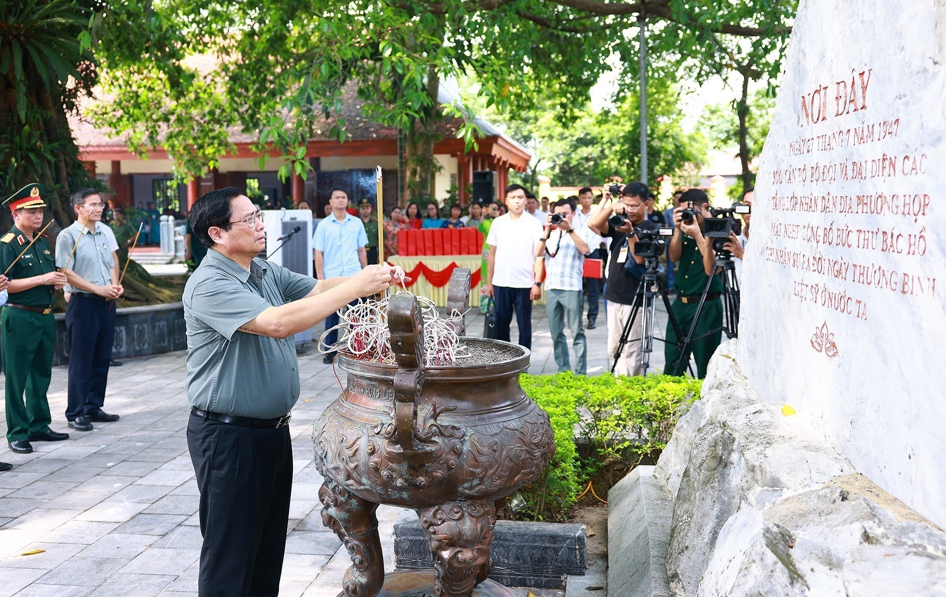 范明政总理在太原省大慈县雄山镇7·27国家历史遗址敬香。 范明政总理在太原省大慈县雄山镇7·27国家历史遗址敬香。