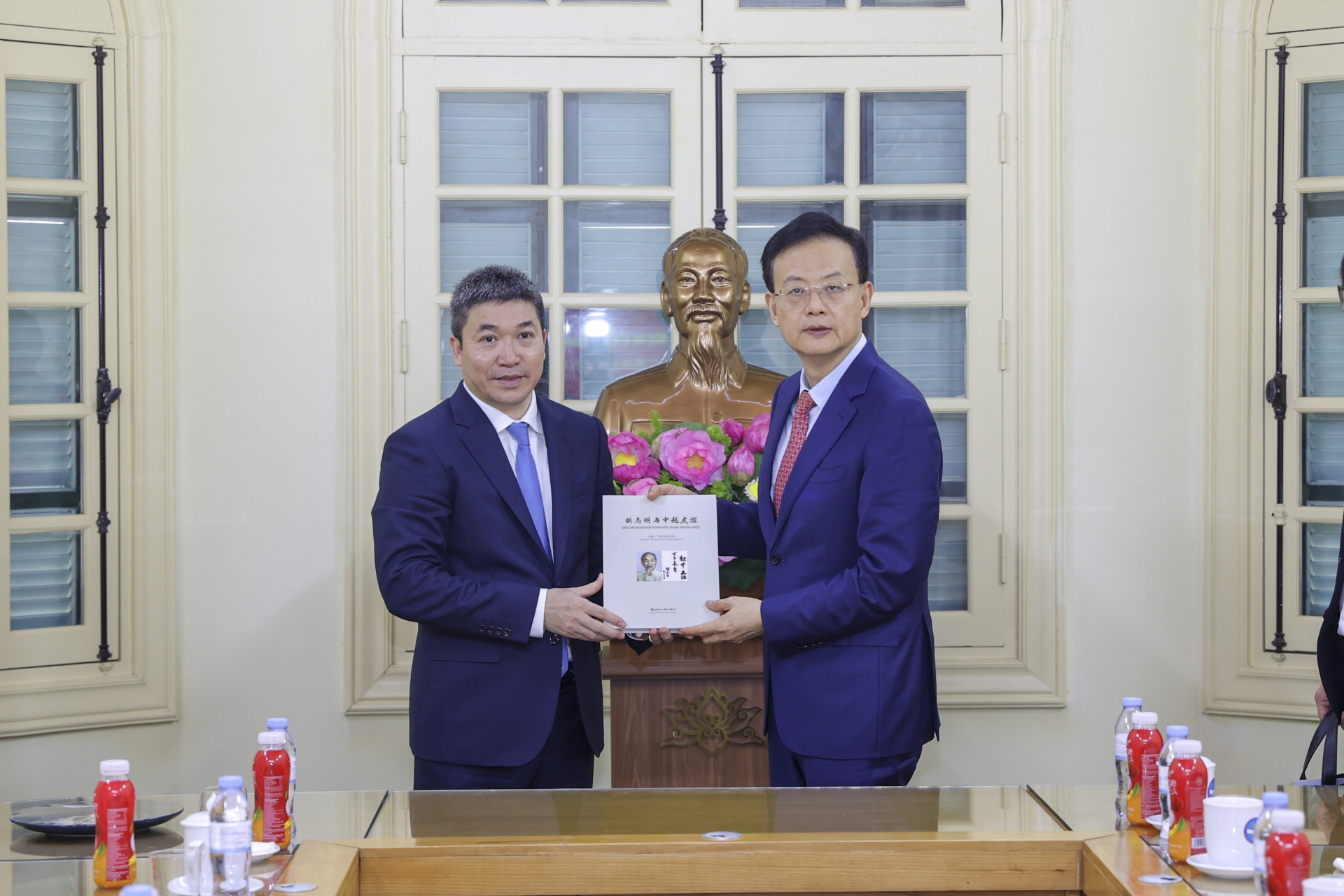 向潘英山主席送纪念品 向潘英山主席送纪念品