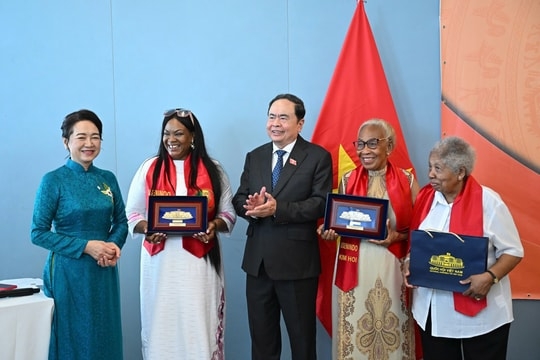 国会主席陈青敏与夫人向旅居塞内加尔的越南侨胞社群赠送礼物。 国会主席陈青敏与夫人向旅居塞内加尔的越南侨胞社群赠送礼物。