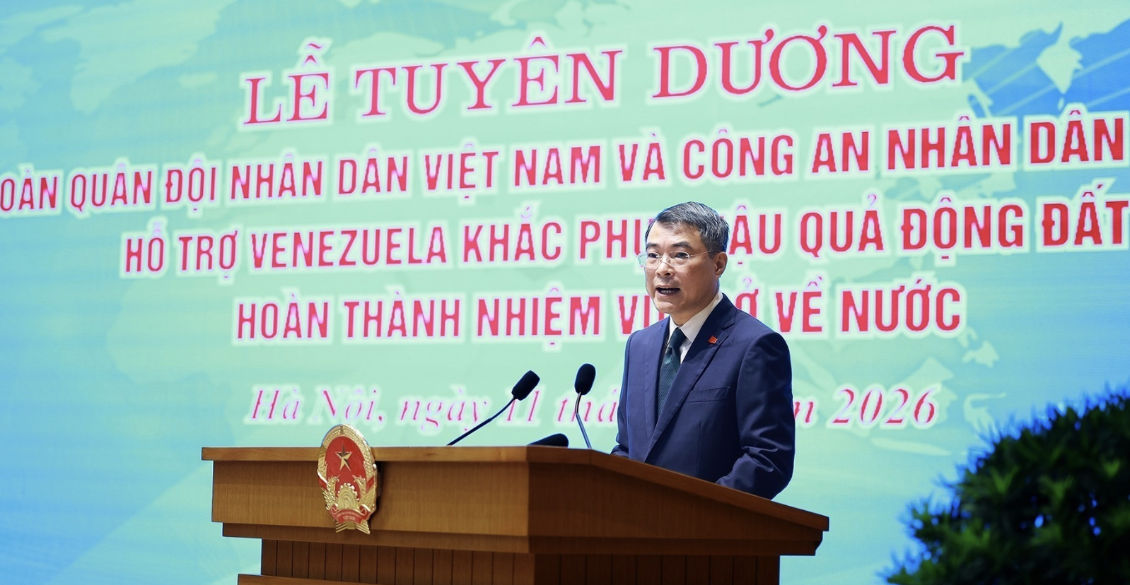 黎明兴总理表彰支援委内瑞拉克服地震后果的越南人民军和越南人民公安工作团。（图源：阳江/越通社）
