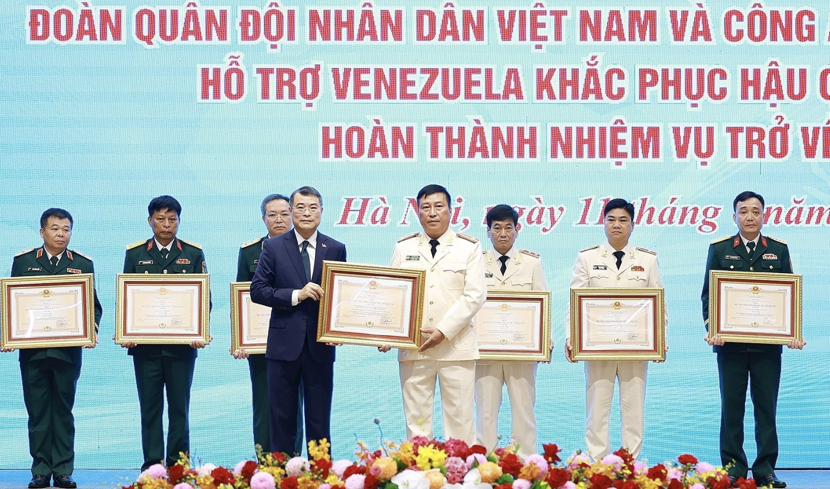 黎明兴总理向在支援委内瑞拉克服地震后果工作中取得杰出成绩的集体授予二级和三级“保卫祖国勋章”。