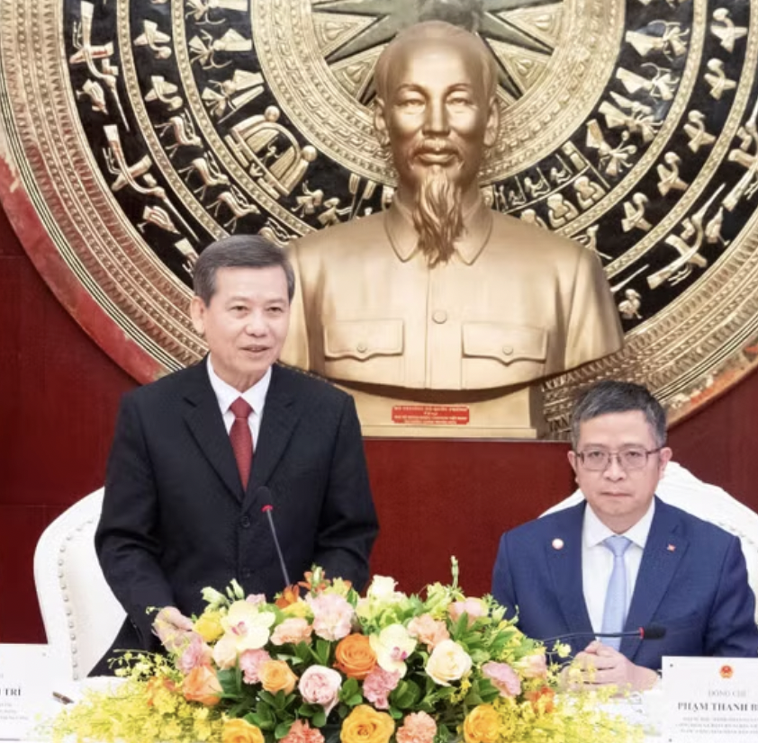 黎明智同志访问越南驻华大使馆并同馆员座谈
