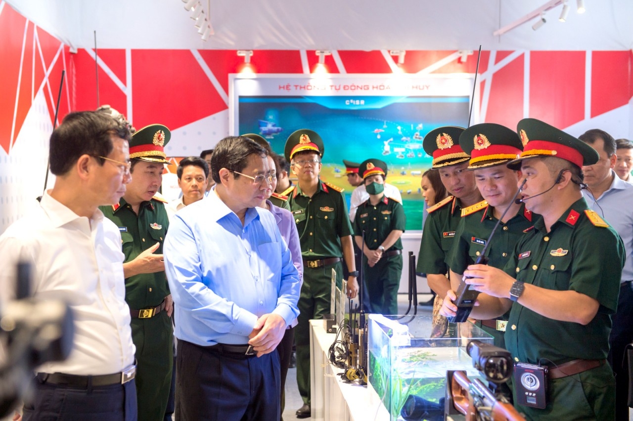 16日上午,越南政府总理范明政来到军队电信工业集团(Viettel)进行调研。图自越通社 16日上午,越南政府总理范明政来到军队电信工业集团(Viettel)进行调研。图自越通社