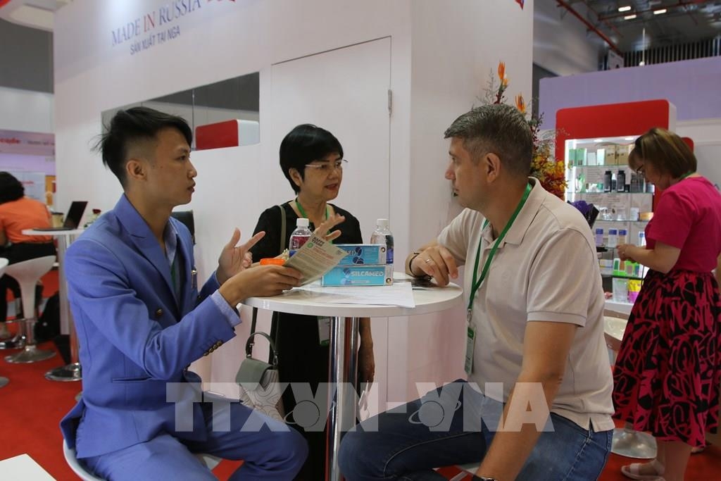 俄罗斯企业向越南消费者介绍产品。图自越通社 俄罗斯企业向越南消费者介绍产品。图自越通社