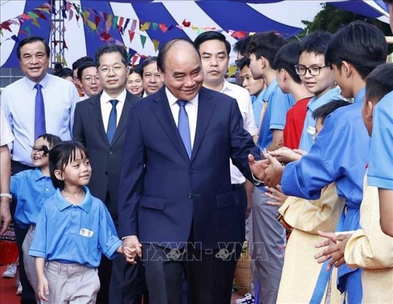 国家主席阮春福同新冠孤儿一起参加 “返校日”活动。图自越通社