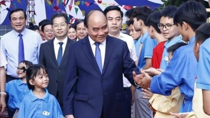 国家主席阮春福同新冠孤儿一起参加 “返校日”活动