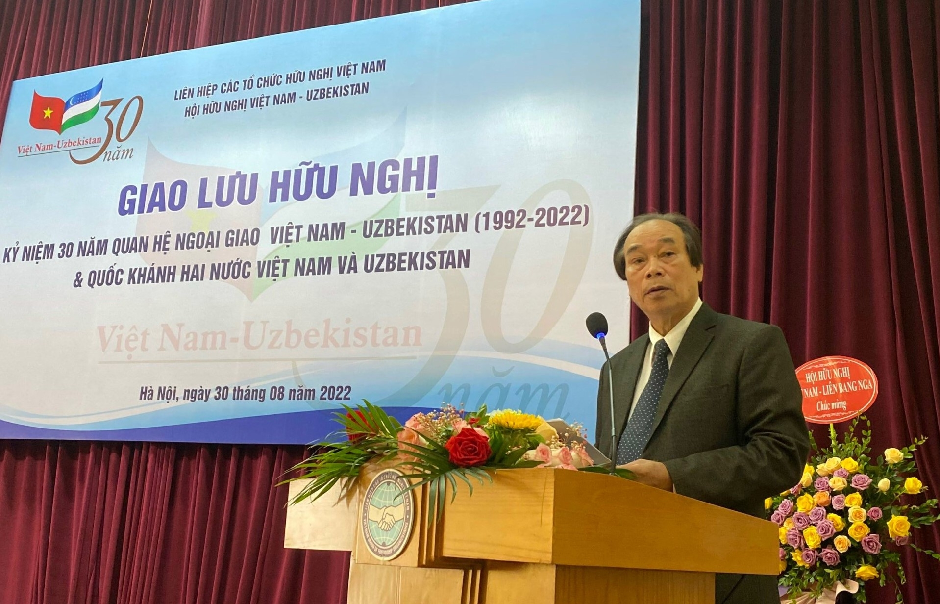 乌方也向越乌友好协会主席梁潘渠发表讲话。图自baoquocte.vn 乌方也向越乌友好协会主席梁潘渠发表讲话。图自baoquocte.vn