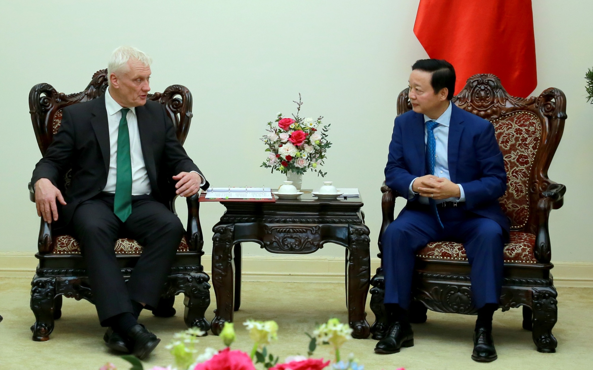 越南政府副总理陈红河会见英国能源和气候大臣格雷厄姆·斯图尔特。 越南政府副总理陈红河会见英国能源和气候大臣格雷厄姆·斯图尔特。