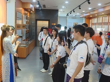 海外青年侨胞探访了岘港市黄沙陈列馆。 海外青年侨胞探访了岘港市黄沙陈列馆。
