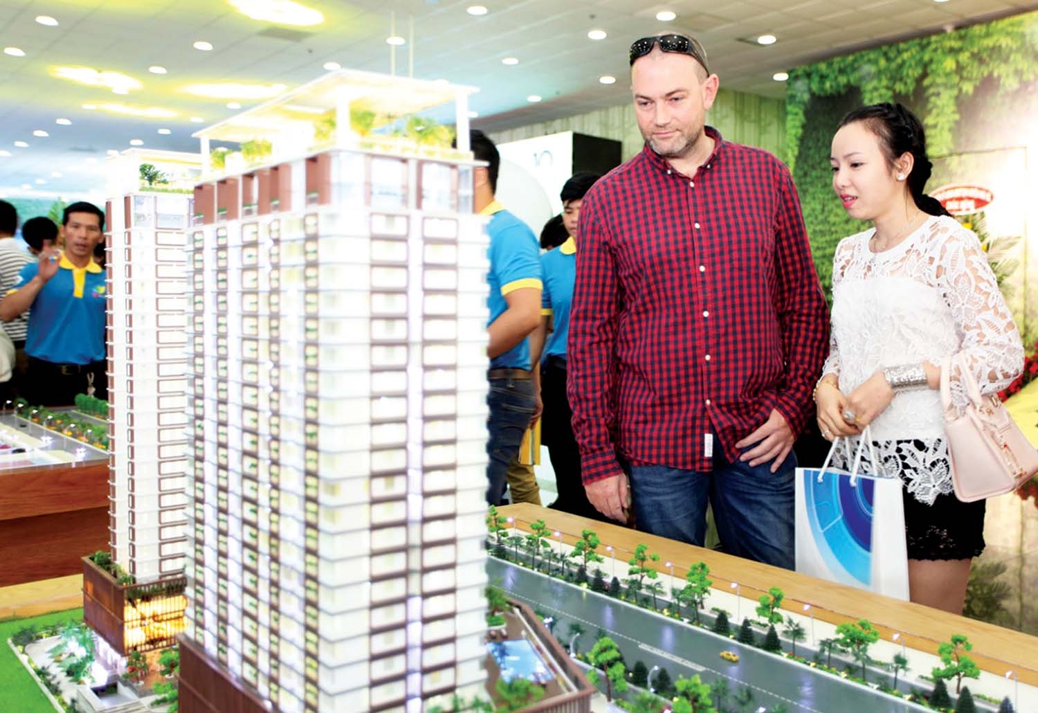 随着外商直接投资资金（FDI）的强劲流入越南，来越南长期生活与工作的外国人也逐年增加。