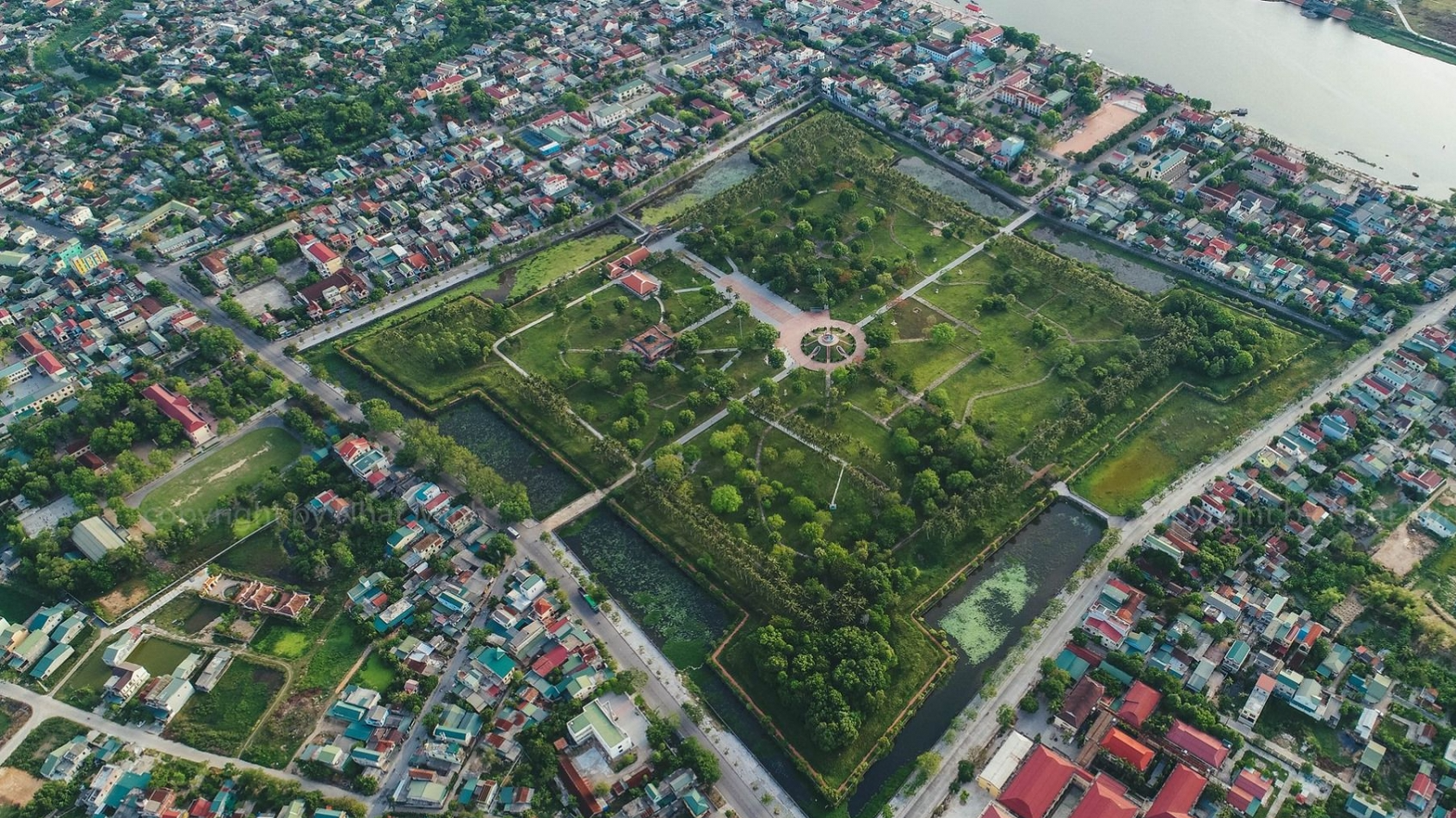 附图。