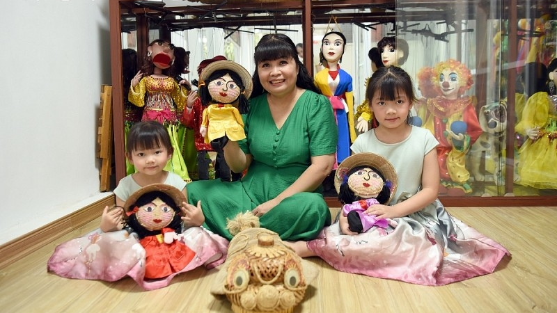 谈起木偶艺术之旅时,杰出艺术家阮胡水仙难掩自豪。此前,在2008年,在韩国参加了亚洲艺术课程后,艺术家水仙开始确定自己的发展方向:那就是创作“越南制造”的木偶并在越南发展木偶艺术。2017年10月,阮胡水仙作为唯一一位亚洲代表参加在罗马尼亚举办的“国际青年观众戏剧节”。在追求木偶艺术的漫长历程中,阮胡水仙这个名字在艺术爱好者的心中已经占有一席之地。对她来说,与木偶艺术相遇是她的缘分,而每个木偶则像难舍难分的知己。 谈起木偶艺术之旅时,杰出艺术家阮胡水仙难掩自豪。此前,在2008年,在韩国参加了亚洲艺术课程后,艺术家水仙开始确定自己的发展方向:那就是创作“越南制造”的木偶并在越南发展木偶艺术。2017年10月,阮胡水仙作为唯一一位亚洲代表参加在罗马尼亚举办的“国际青年观众戏剧节”。在追求木偶艺术的漫长历程中,阮胡水仙这个名字在艺术爱好者的心中已经占有一席之地。对她来说,与木偶艺术相遇是她的缘分,而每个木偶则像难舍难分的知己。