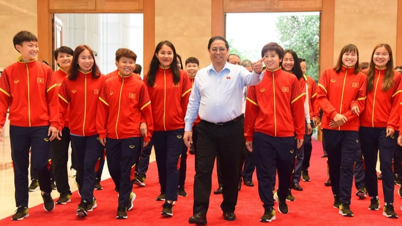 范明正总理和越南国家女子足球队。 范明正总理和越南国家女子足球队。