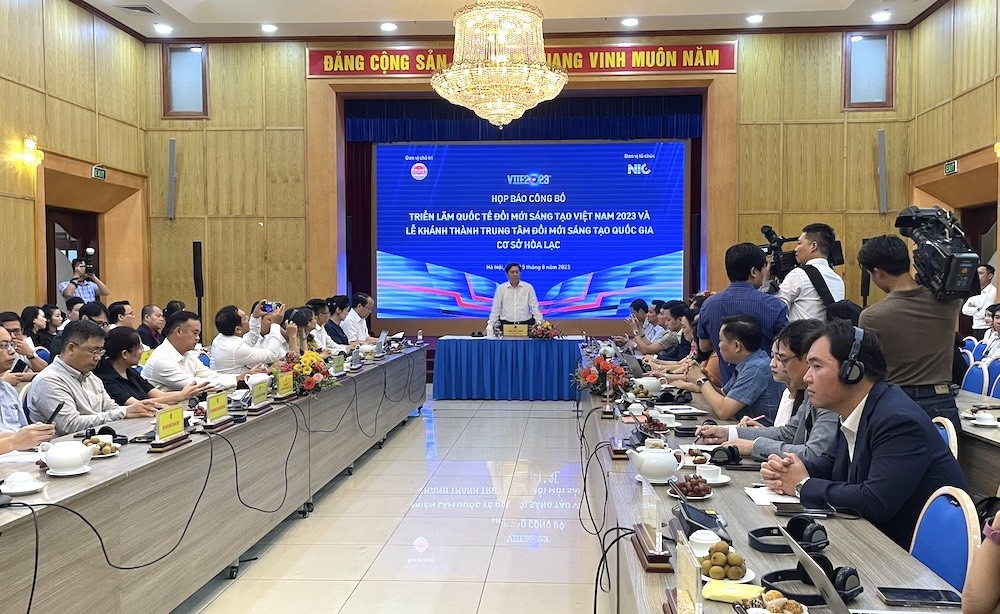 计划与投资部副部长陈唯东在新闻发布会上发表讲话。
