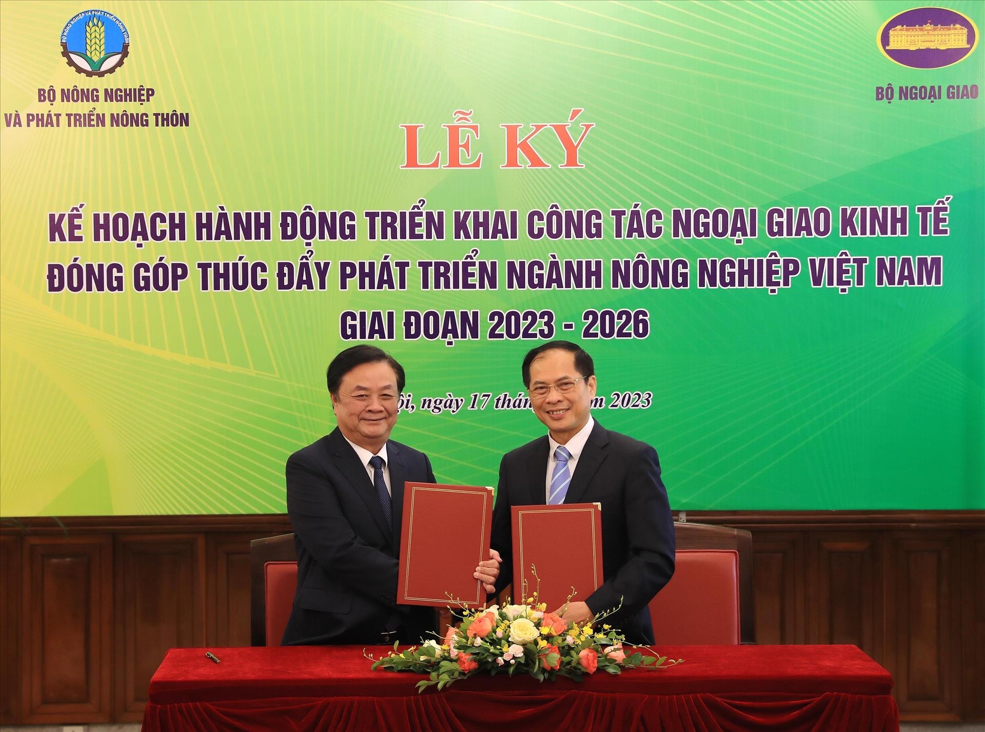 两位部长参加签字仪式。