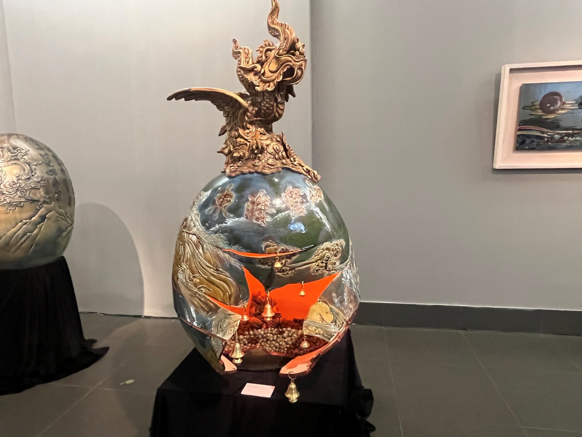 展会上展示的刻瓷作品。 展会上展示的刻瓷作品。