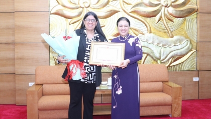 表彰塔蒂安娜·普格·莫雷诺大使为促进越南与委内瑞拉团结友好做出的贡献