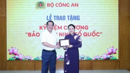 公安部表彰阮芳娥大使为维护国家安全事业做出的贡献
