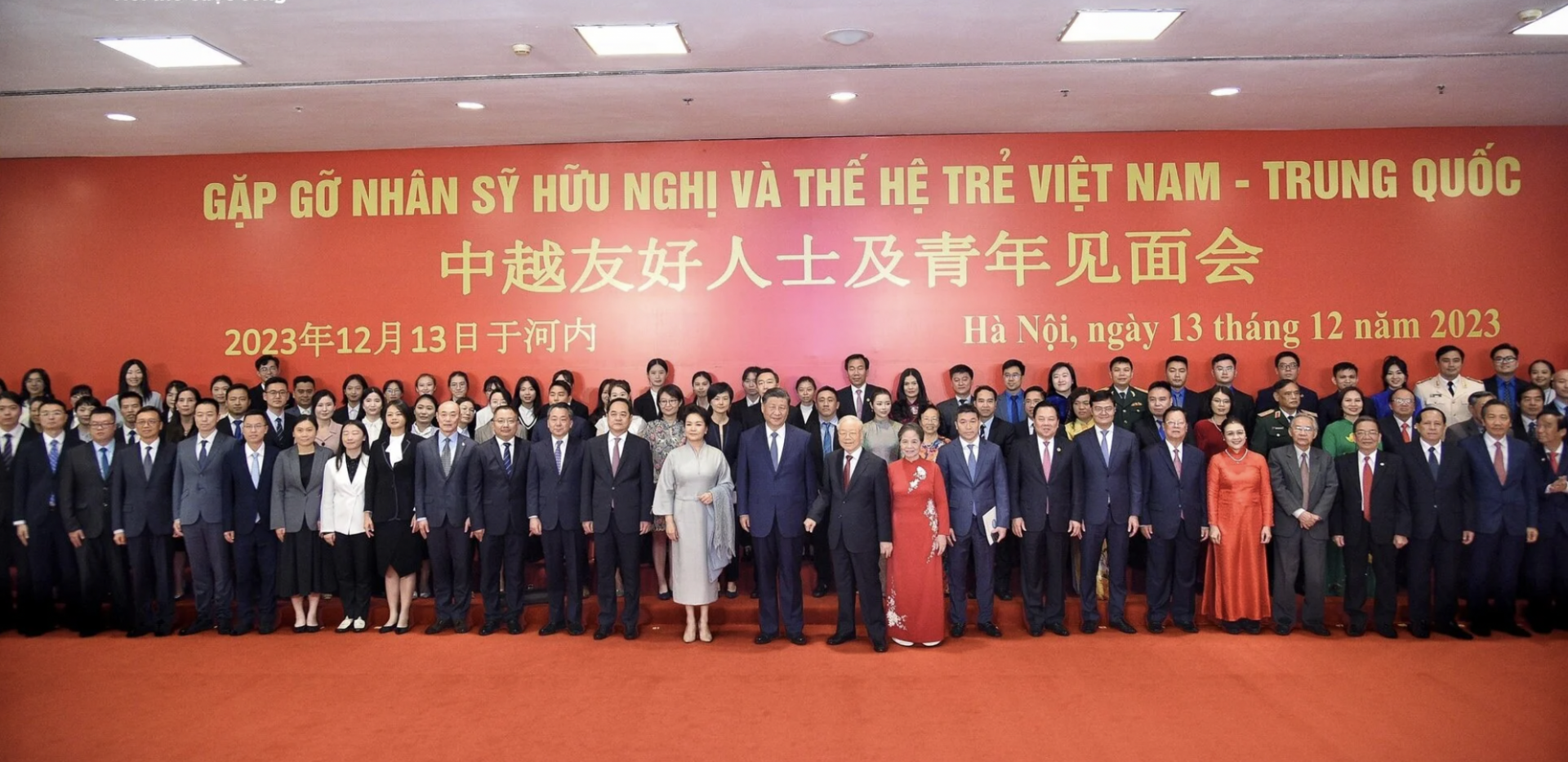 越共中央总书记阮富仲和夫人同中共中央总书记、国家主席习近平和夫人及参会代表合影。 越共中央总书记阮富仲和夫人同中共中央总书记、国家主席习近平和夫人及参会代表合影。