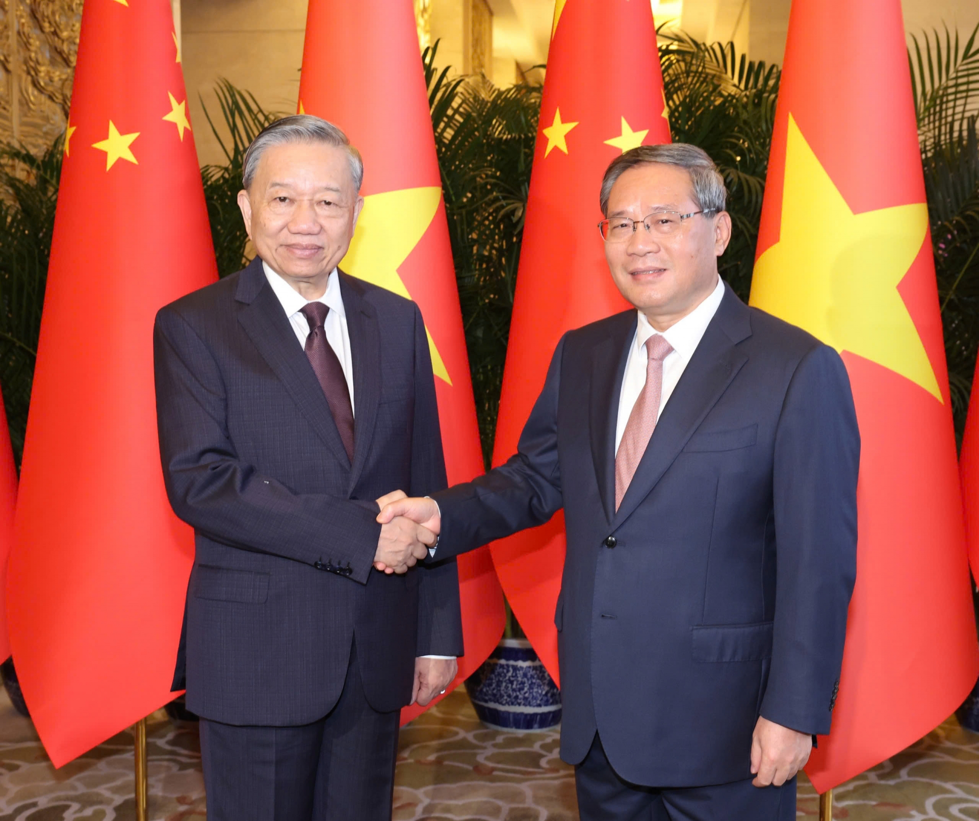 越共中央总书记、国家主席苏林与中国国务院总理李强。 越共中央总书记、国家主席苏林与中国国务院总理李强。