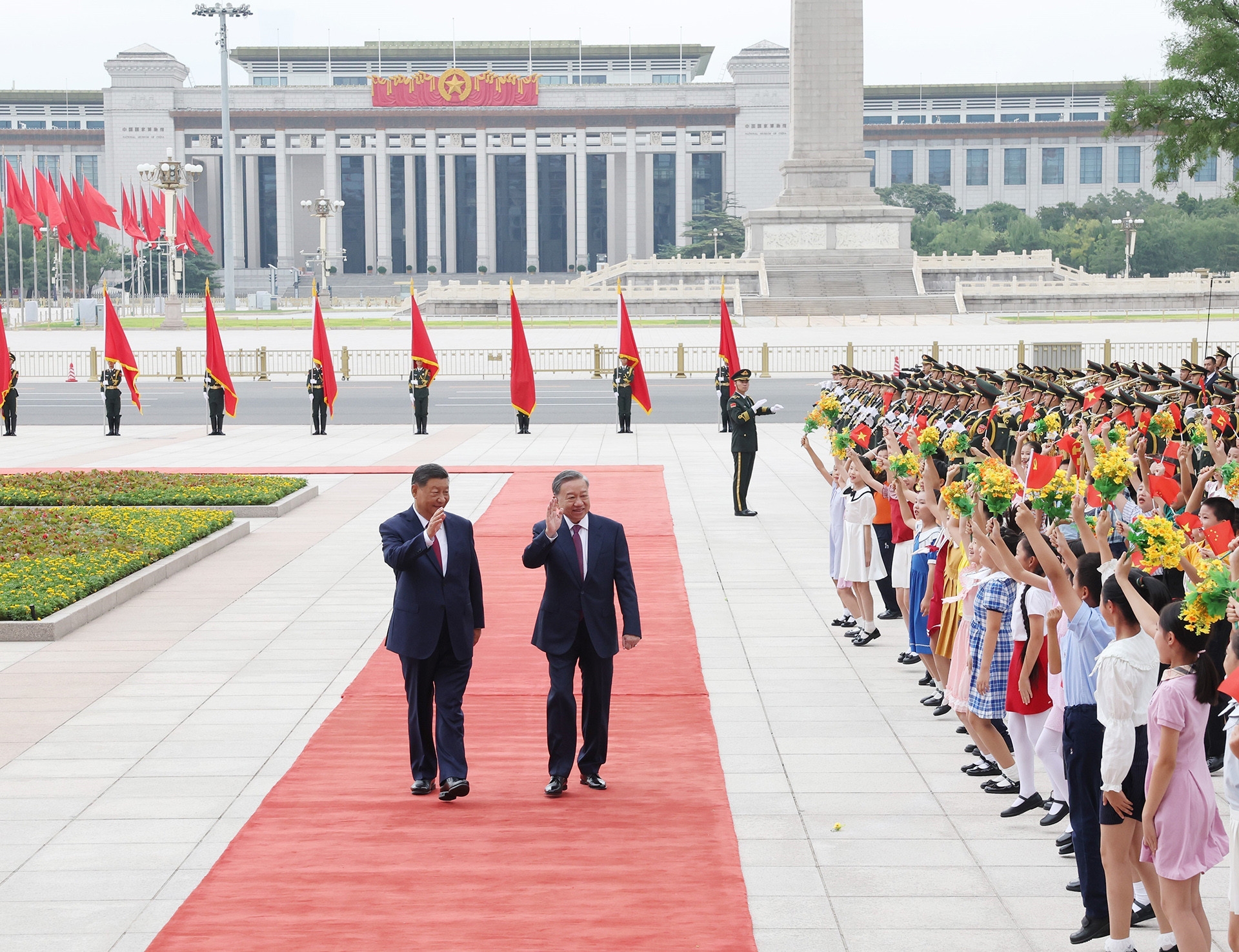8月19日上午,中共中央总书记、国家主席习近平在北京人民大会堂为越共中央总书记、国家主席苏林和夫人举行隆重欢迎仪式。 8月19日上午,中共中央总书记、国家主席习近平在北京人民大会堂为越共中央总书记、国家主席苏林和夫人举行隆重欢迎仪式。