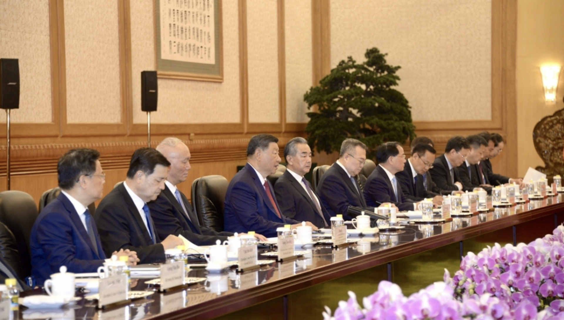 双方一致同意继续加强安全、国防合作,推动经贸投资合作,其中包括推动“两廊一圈”同“一带一路”倡议对接,加强铁路、公路等基础设施互联互通,加强供应链合作,深化边境省份经贸合作,加强国企改革交流。 双方一致同意继续加强安全、国防合作,推动经贸投资合作,其中包括推动“两廊一圈”同“一带一路”倡议对接,加强铁路、公路等基础设施互联互通,加强供应链合作,深化边境省份经贸合作,加强国企改革交流。