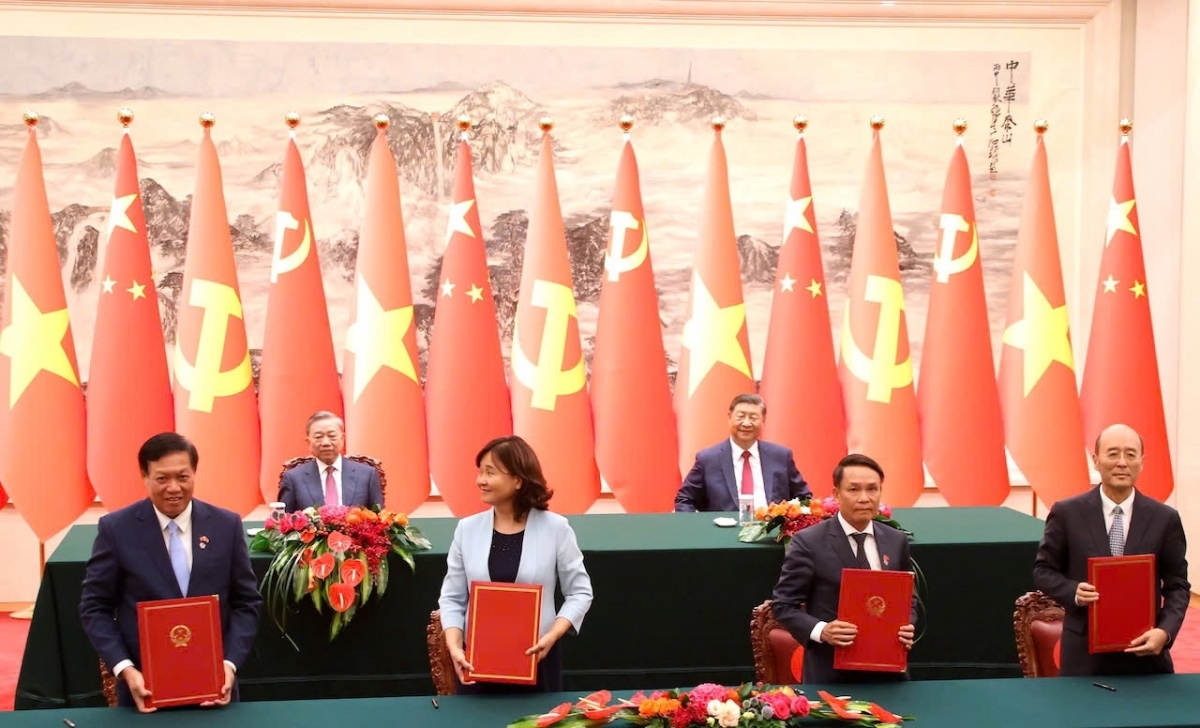会谈结束后,在苏林总书记、国家主席和习近平总书记、国家主席的共同见证下,两国有关部门、地方签署了党际合作、农产品进出口、广播电视、新闻媒体、卫生、基础设施、经贸、工业、银行等领域合作文件。 会谈结束后,在苏林总书记、国家主席和习近平总书记、国家主席的共同见证下,两国有关部门、地方签署了党际合作、农产品进出口、广播电视、新闻媒体、卫生、基础设施、经贸、工业、银行等领域合作文件。