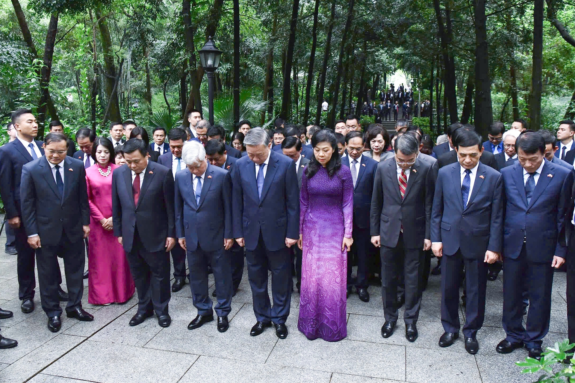 此前,越共中央总书记、国家主席苏林携夫人和越南高级代表团前往黄花岗烈士陵园敬献鲜花和进香,缅怀范鸿泰烈士;参观越南青年革命同志会旧址。 此前,越共中央总书记、国家主席苏林携夫人和越南高级代表团前往黄花岗烈士陵园敬献鲜花和进香,缅怀范鸿泰烈士;参观越南青年革命同志会旧址。