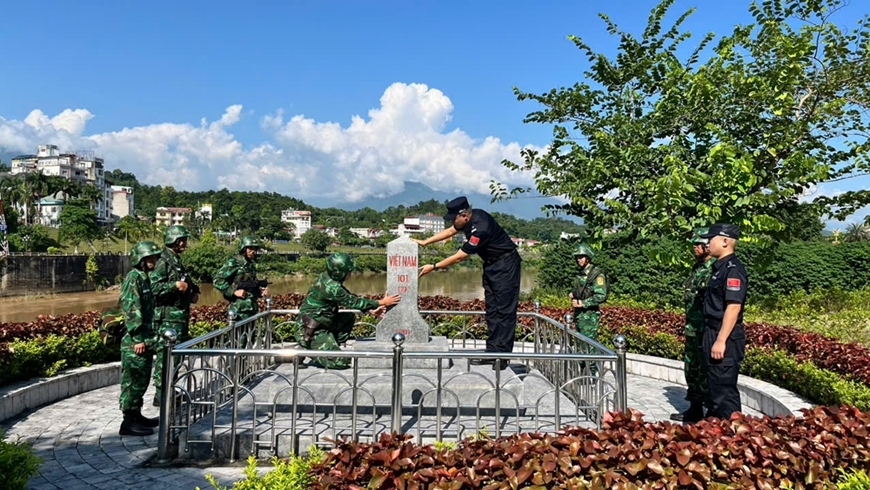 越南老街省边防部队与中国云南红河边境管理支队开展边境联合巡逻执法行动。 越南老街省边防部队与中国云南红河边境管理支队开展边境联合巡逻执法行动。