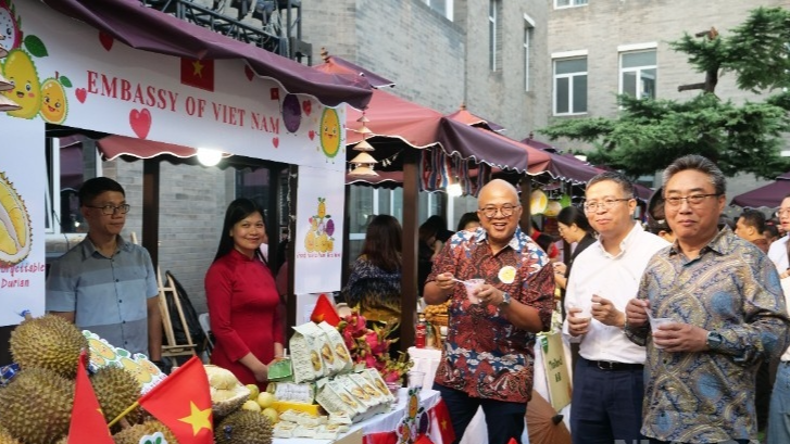 范清平大使与东盟—中国中心秘书长史忠俊参观越南展位。 范清平大使与东盟—中国中心秘书长史忠俊参观越南展位。