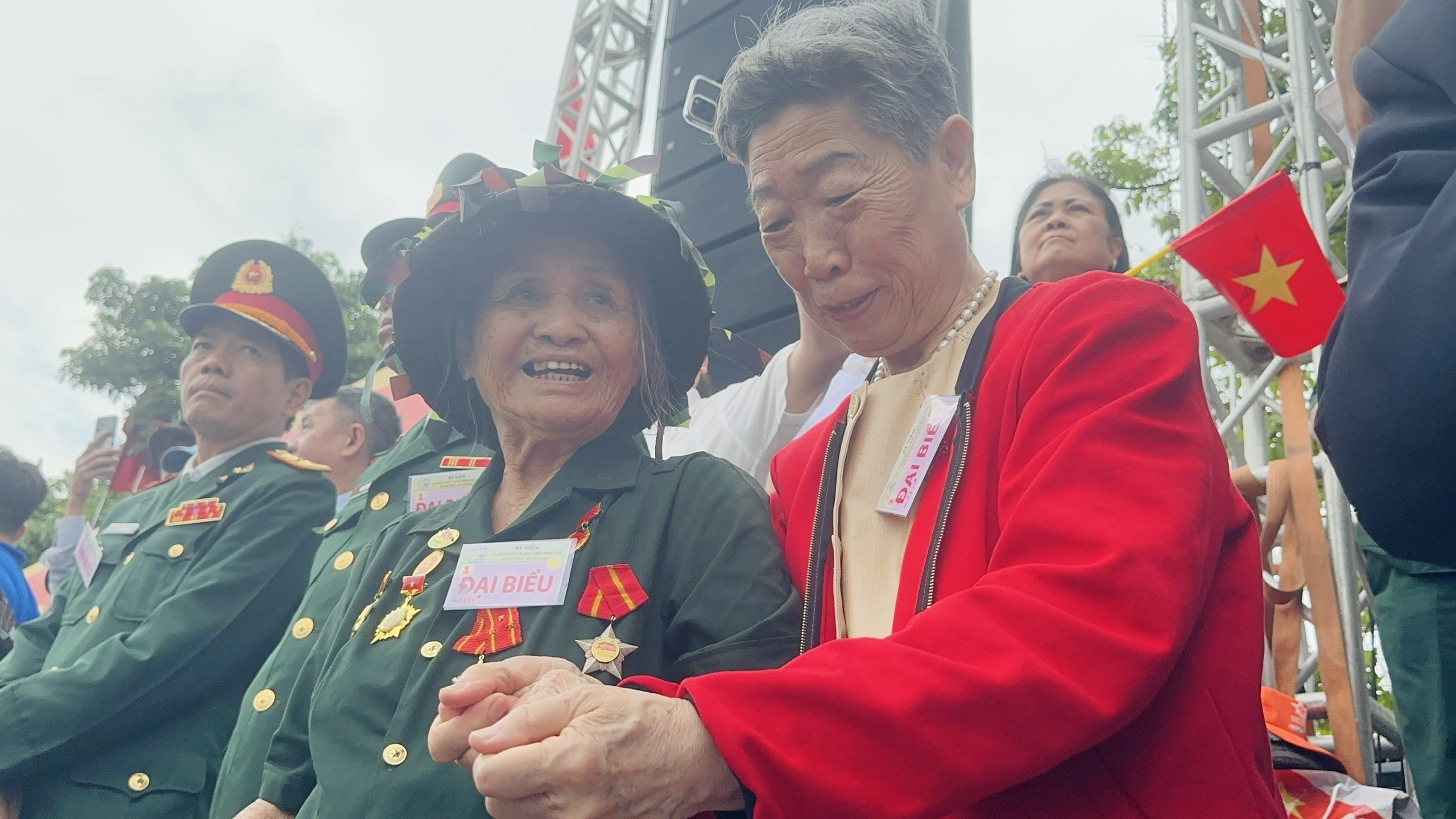 2024年,在越南举行的奠边府大捷70周年纪念活动上,由于天气寒冷多雨,于淑慧女士体贴地为身旁的一位老兵代表搓手取暖。 2024年,在越南举行的奠边府大捷70周年纪念活动上,由于天气寒冷多雨,于淑慧女士体贴地为身旁的一位老兵代表搓手取暖。
