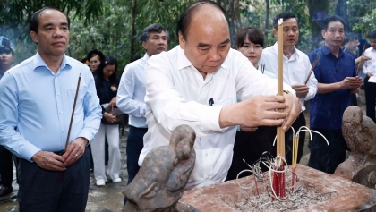 国家主席阮春福在新潮国家级特殊历史遗迹区敬香