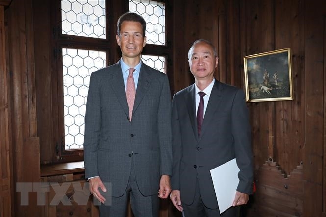 冯世龙大使与列支敦士登公国摄政王储阿洛伊斯合影。图自越通社 冯世龙大使与列支敦士登公国摄政王储阿洛伊斯合影。图自越通社