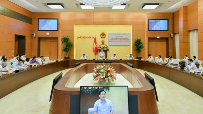 国会常委会讨论《土地法修正案（草案）》