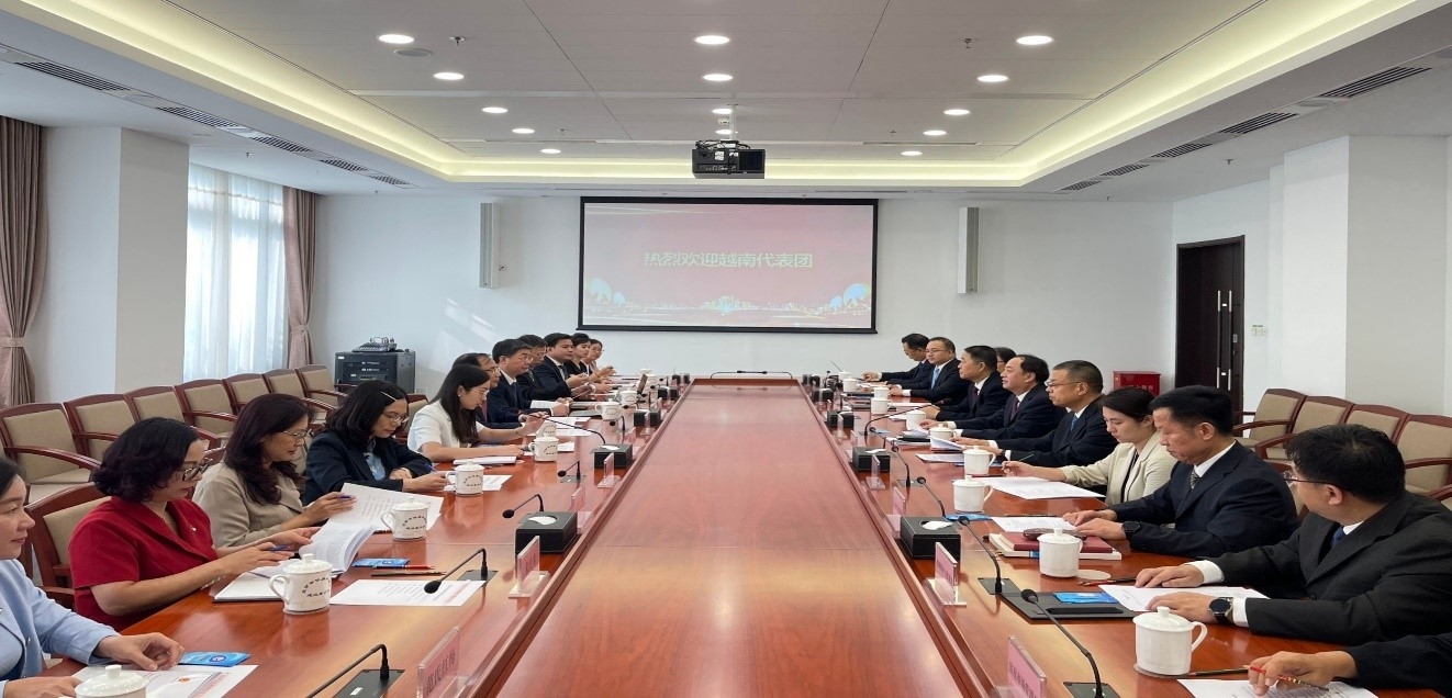 2023年9月6日至8日，由副部长阮文生率领的建设部代表团对中国进行了工作访问，以交流和了解法律政策、住房开发、社会住房和房地产市场管理经验，服务完成住房法（修改）草案、房地产经营法（修改）草案。