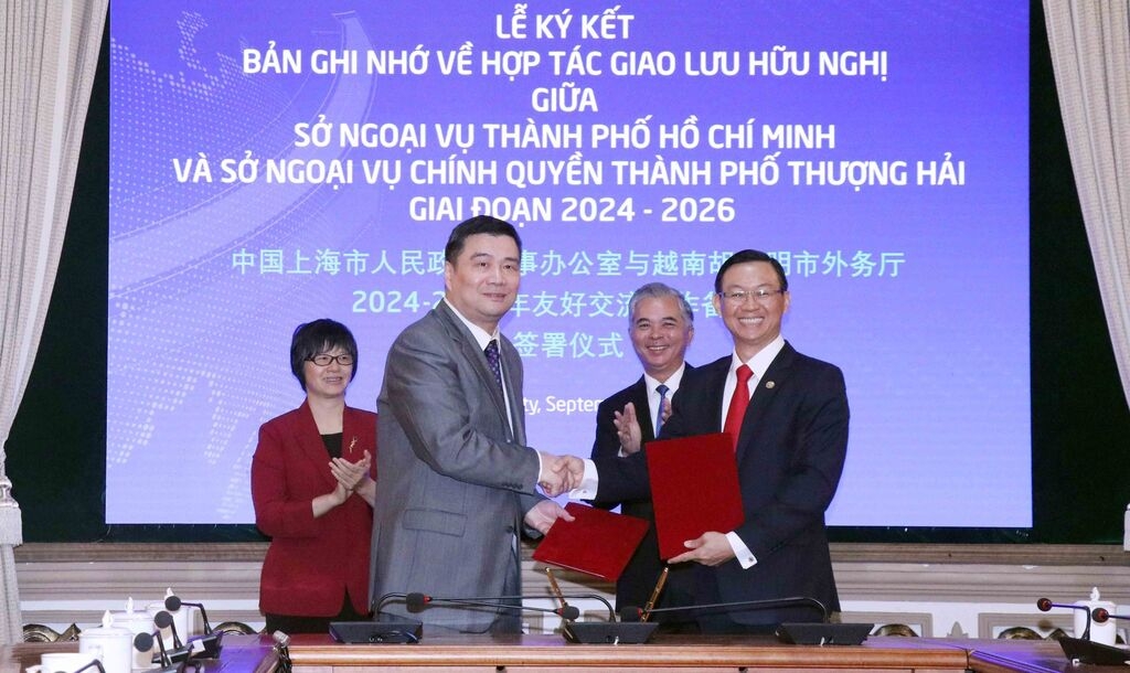 胡志明市外务厅与上海市人民政府外事办公室签署友好交流合作备忘录。