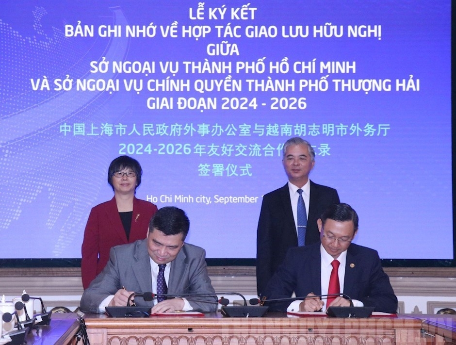 胡志明市外务厅与上海市人民政府外事办公室签署友好交流合作备忘录。