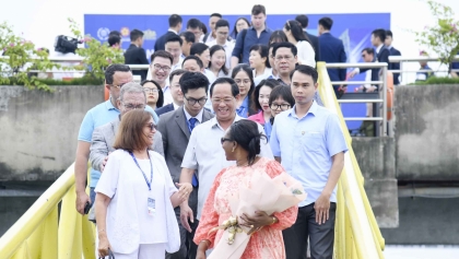 全球青年议员代表团参观下龙湾