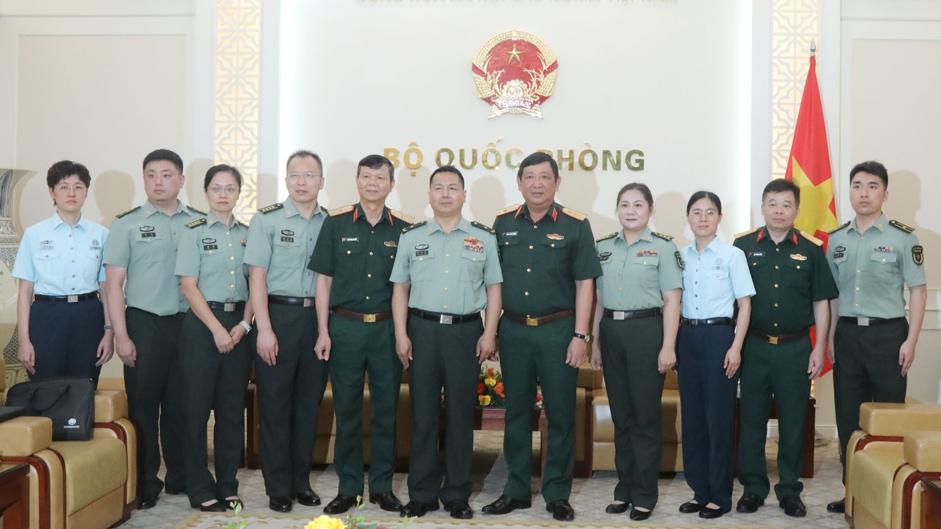黄战胜上将与杨存社少将和各位代表合影。 黄战胜上将与杨存社少将和各位代表合影。