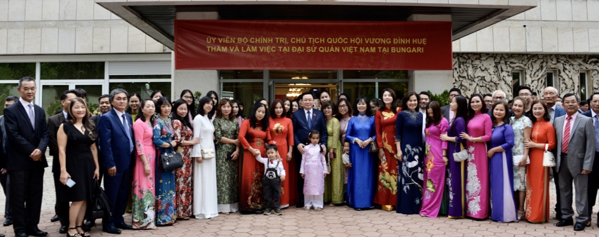 越南国会主席王庭惠到访越南驻保加利亚大使馆。 越南国会主席王庭惠到访越南驻保加利亚大使馆。