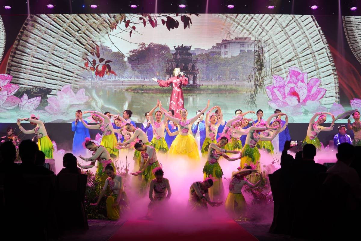 “越南之夜”文艺晚会拉开了2024年胡志明市国际旅游博览会系列活动的序幕。 “越南之夜”文艺晚会拉开了2024年胡志明市国际旅游博览会系列活动的序幕。