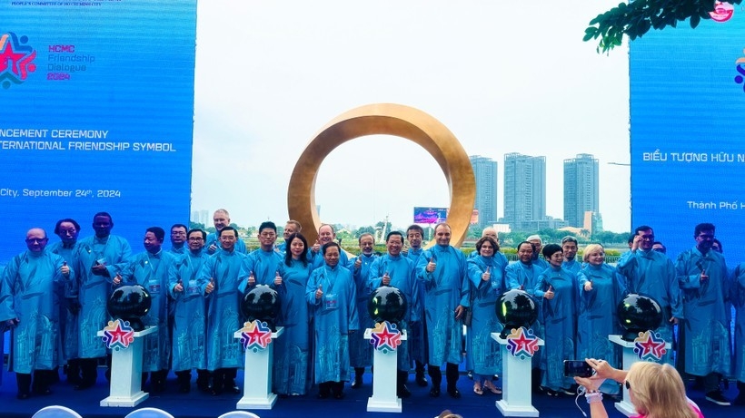 国际友谊标志位于胡志明市中心的宁静之地——白藤码头公园 国际友谊标志位于胡志明市中心的宁静之地——白藤码头公园