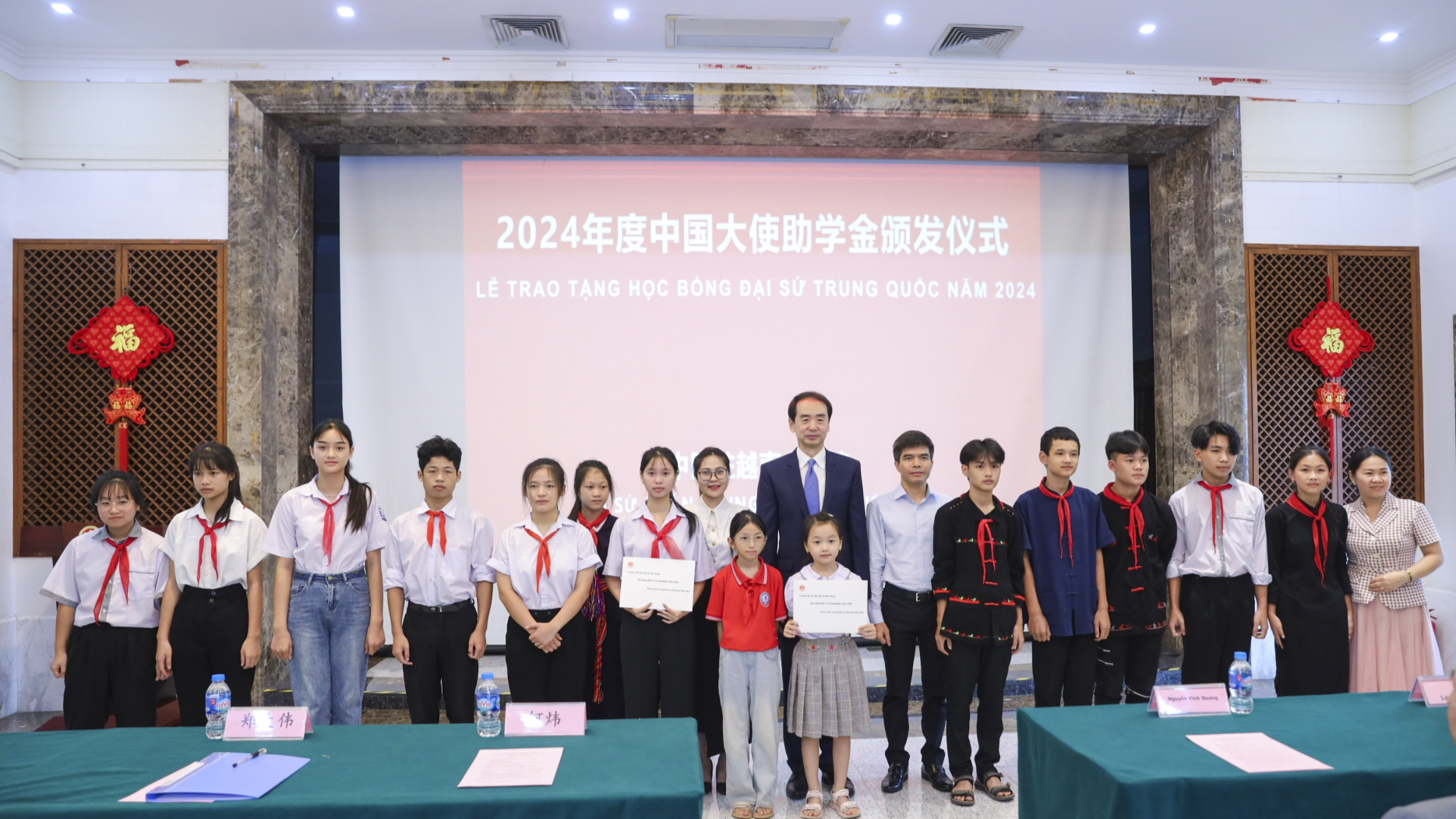 中国驻越南大使何炜跟师生合影。 中国驻越南大使何炜跟师生合影。