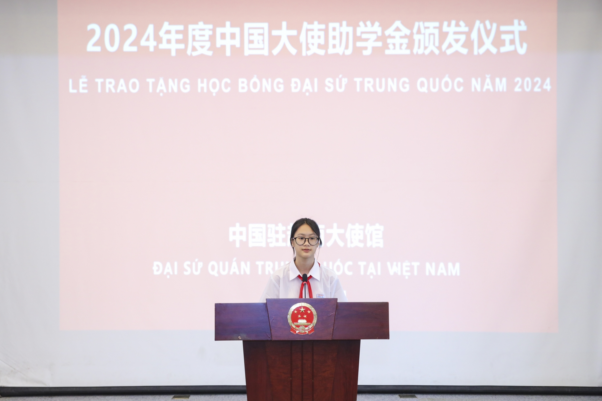 中国驻越南大使馆向越南北部地区225名优秀学生颁发助学金 中国驻越南大使馆向越南北部地区225名优秀学生颁发助学金