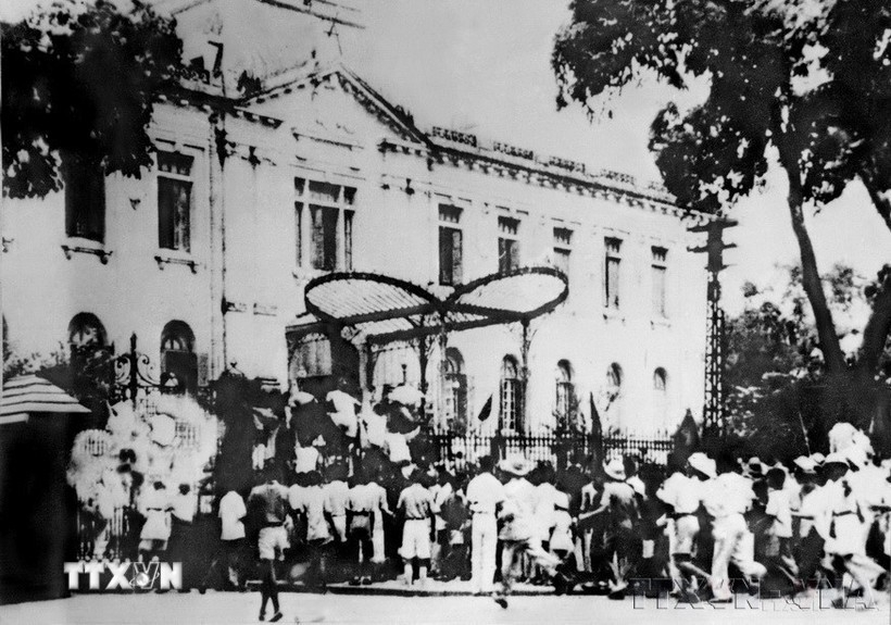 1945年8月19日,在大剧院广场举行集会后,首都群众攻占了北圻府——法国殖民当局在北圻的统治中枢。八月革命是一段重要的历史课,开启了越南历史的新纪元——越南人民当家作主、掌握自己命运的时代。(图片:越通社) 1945年8月19日,在大剧院广场举行集会后,首都群众攻占了北圻府——法国殖民当局在北圻的统治中枢。八月革命是一段重要的历史课,开启了越南历史的新纪元——越南人民当家作主、掌握自己命运的时代。(图片:越通社)