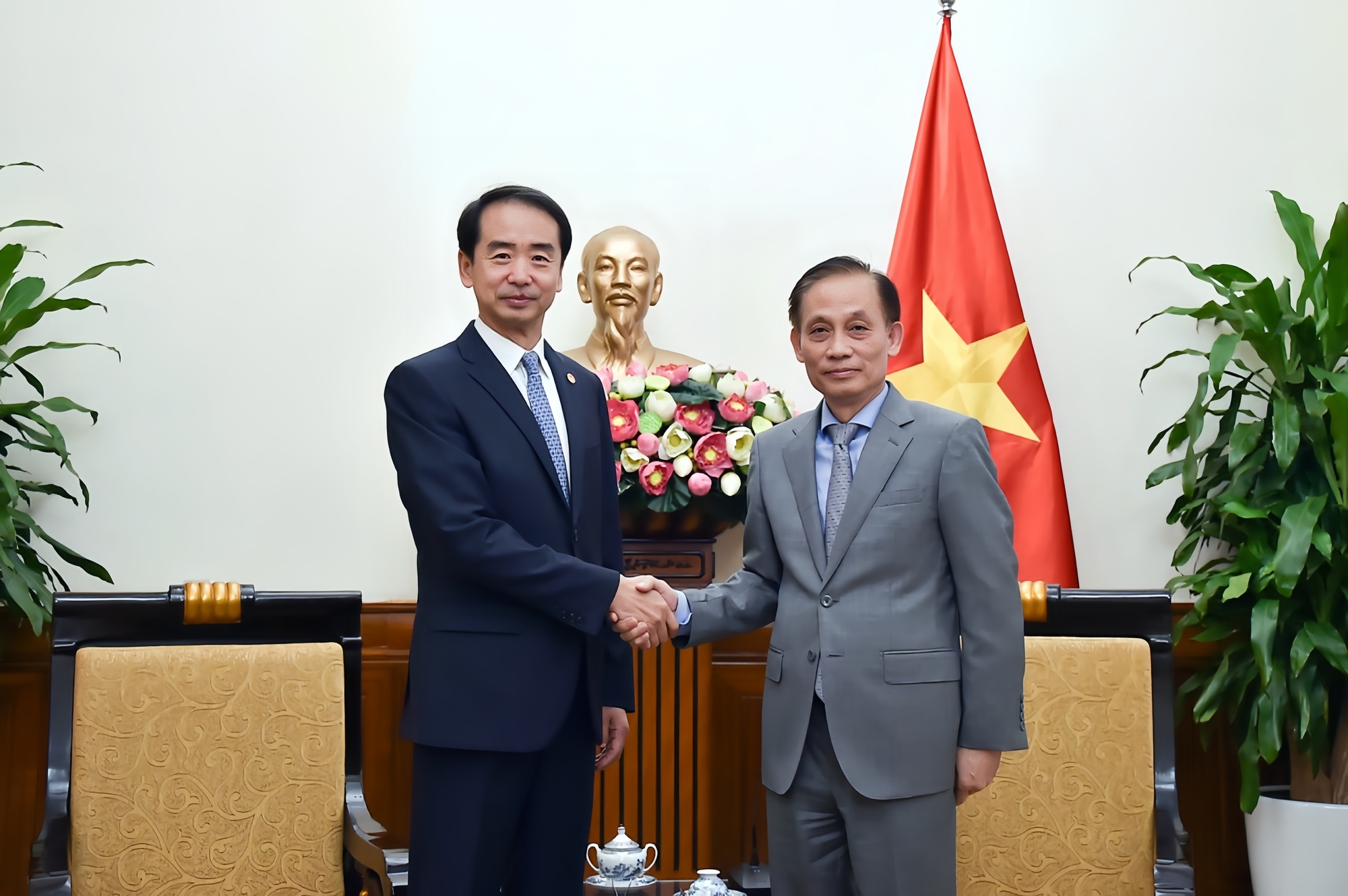 越共中央书记处书记、外交部代部长黎怀忠会见中国驻越南大使何炜 越共中央书记处书记、外交部代部长黎怀忠会见中国驻越南大使何炜