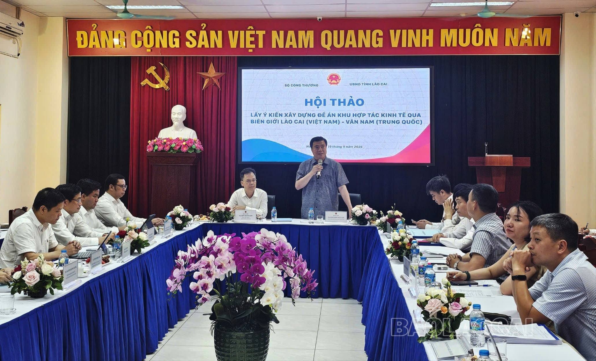 2023年9月19日下午,越南工贸部在战略与政策研究院举行了“中越老街-云南跨境经济合作区构想研讨会”。研讨会由越南工贸部副部长阮生日新(Nguyễn Sinh Nhật Tân)同志与老街省人民委员会副主席阮成生(Nguyễn Thành Sinh)同志共同主持,旨在为建立老街(越南)-云南(中国)跨境经济合作区的提案征求意见。 此提案基于越南政治局关于北部山区和中部地区经济社会发展及国防安全保障的第11-NQ/TW号决议。与会代表高度评价该提案的重要性,认为其将促进越南深入融入国际,有效利用自由贸易协定,并深化越中全面战略合作伙伴关系。 代表们强调,该合作区将成为激发昆明-老街-河内-海防经济走廊潜力的“助推器”,尤其是在老街-河内-海防高速铁路建成后,有助于实现老街作为“增长极、连接中心”的角色。 提案核心目标是发挥老街的独特优势和文化价值,为当地人民创造富裕生活,并吸引大规模、高科技投资项目,形成完整的本地价值链,提高农产品和矿产品价值。 阮成生同志在会上感谢中央及各部委对老街的关注,并强调老街作为越中边境重要省份的战略地位。他指出,在国际经济一体化背景下,发展跨境经济合作区是普遍趋势,老街期望获得专家对可行性、优势及挑战的深入分析,以完善模型,确保经济效益与国家主权安全并重。 2023年9月19日下午,越南工贸部在战略与政策研究院举行了“中越老街-云南跨境经济合作区构想研讨会”。研讨会由越南工贸部副部长阮生日新(Nguyễn Sinh Nhật Tân)同志与老街省人民委员会副主席阮成生(Nguyễn Thành Sinh)同志共同主持,旨在为建立老街(越南)-云南(中国)跨境经济合作区的提案征求意见。 此提案基于越南政治局关于北部山区和中部地区经济社会发展及国防安全保障的第11-NQ/TW号决议。与会代表高度评价该提案的重要性,认为其将促进越南深入融入国际,有效利用自由贸易协定,并深化越中全面战略合作伙伴关系。 代表们强调,该合作区将成为激发昆明-老街-河内-海防经济走廊潜力的“助推器”,尤其是在老街-河内-海防高速铁路建成后,有助于实现老街作为“增长极、连接中心”的角色。 提案核心目标是发挥老街的独特优势和文化价值,为当地人民创造富裕生活,并吸引大规模、高科技投资项目,形成完整的本地价值链,提高农产品和矿产品价值。 阮成生同志在会上感谢中央及各部委对老街的关注,并强调老街作为越中边境重要省份的战略地位。他指出,在国际经济一体化背景下,发展跨境经济合作区是普遍趋势,老街期望获得专家对可行性、优势及挑战的深入分析,以完善模型,确保经济效益与国家主权安全并重。