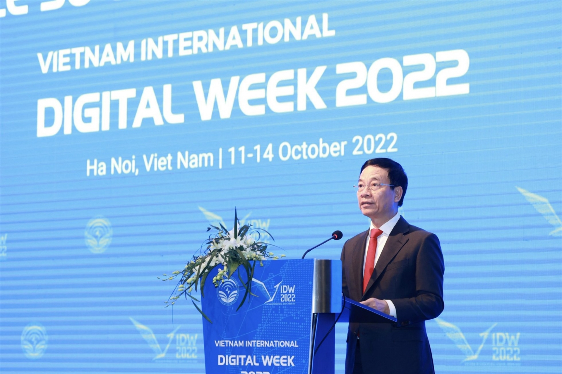 越南通信与传媒部部长阮孟雄在2022 年越南国际数字周开幕式上致词。图自thanhnien.vn 越南通信与传媒部部长阮孟雄在2022 年越南国际数字周开幕式上致词。图自thanhnien.vn
