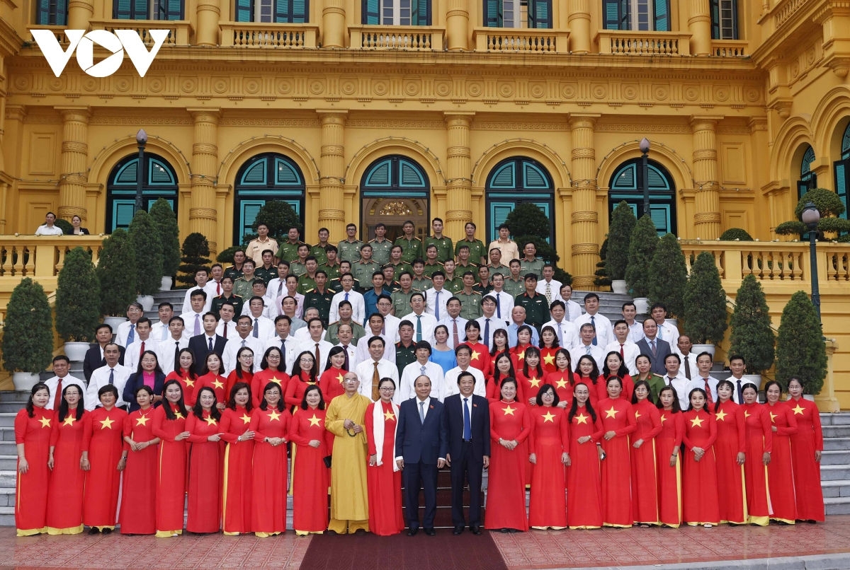 越南国家主席阮春福与永隆省先进模范代表团合影。图自vovlive.vn 越南国家主席阮春福与永隆省先进模范代表团合影。图自vovlive.vn